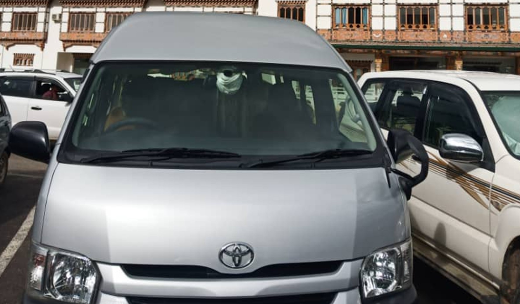 Toyota Hiace High Roof – Deluxe Van (10 Seater)